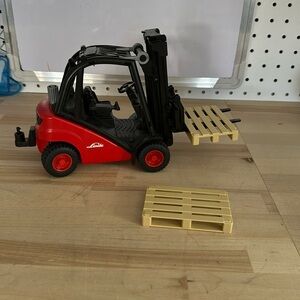 Bruder forklift with 2 pallets and working fork